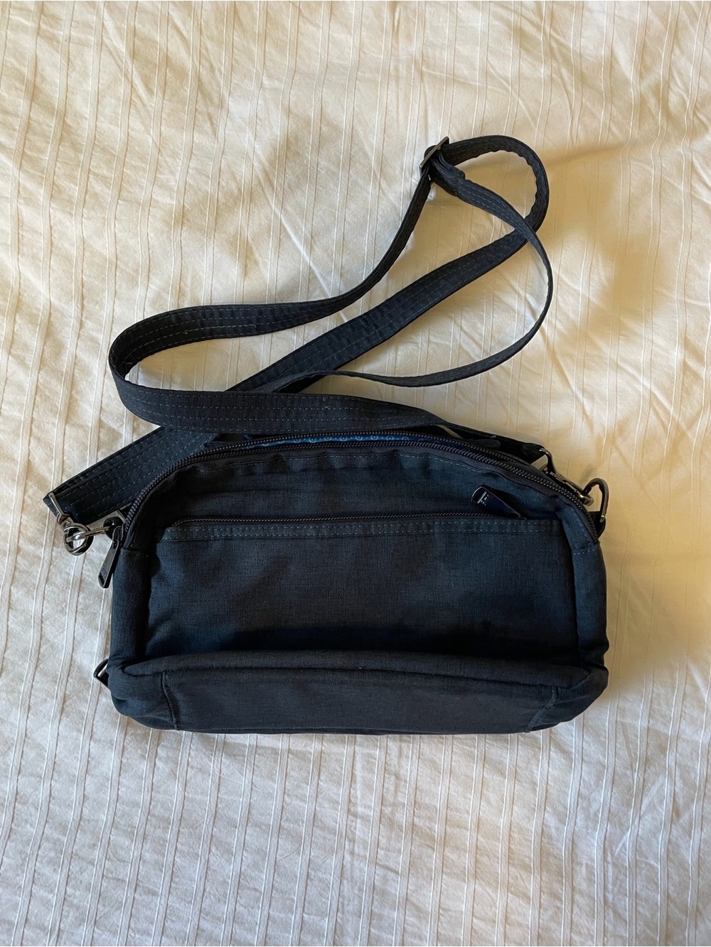 LUG- Scoop Crossbody - Picture 2 of 7